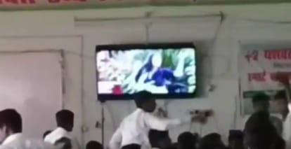 Bihar: स्कूल के स्मार्ट टीवी पर चला अश्लील भोजपुरी गाना, छात्रों ने जमकर लगाए ठुमके bihar bettiah school adult song display on smart class tv five students suspend