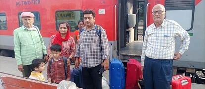 Bihar : ट्रेन की एसी बोगियों में स्प्रे से यात्री बेसुध, लाखों का सामान चोरी; झारखंड से यूपी जा रही थी ट्रेन Bihar : Spray in AC coaches of train made passengers unconscious, goods worth lakhs stolen.