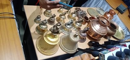 Shivpuri: मंदिरों में चोरी करने वाले बदमाश को पुलिस ने दबोचा, चुराए सामान के साथ अवैध हथियार भी बरामद Shivpuri: Police caught the criminal who stole from temples, illegal weapons also recovered.