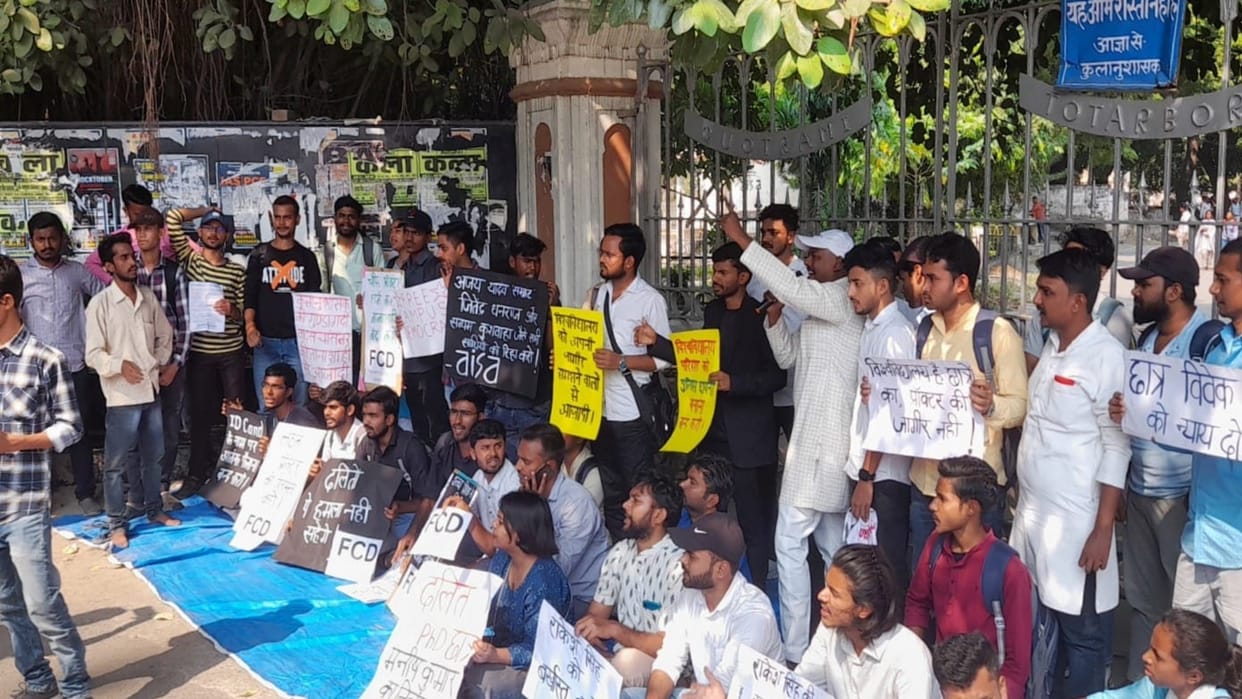 Allahabad University: Students took to the streets in protest against beating of student, adamant on action ag