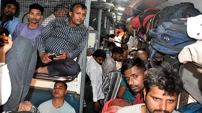 एप का झटका: 13 मिनट पहले पहुंच गई वैशाली ट्रेन...यात्रियों ने लगाई दौड़ App shock Vaishali train reached 13 minutes early in Gorakhpur