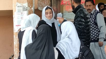 जम्मू कश्मीर: हंदवाड़ा के स्कूल में आत्मरक्षा गुर सीखने के दौरान 12 छात्राएं हुईं बेहोश, अस्पताल में भर्ती jammu kashmir: 12 students hospitalised after fall unconscious during event in Handwara school
