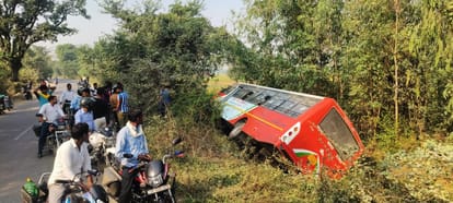 जौनपुर में हादसा: बाइक सवार को बचाने में गड्ढे में पलटी रोडवेज बस, एक घायल; बनुआडीह गांव के पास हुई घटना Accident in Jaunpur: Roadways bus overturned in a pit while saving a bike rider, one injured