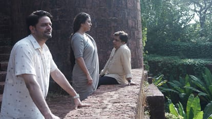 Three Of Us Review in Hindi by Pankaj Shukla Avinash Dhaware Arun Jaideep Ahlawat Shefali Shah Swanand Kirkire