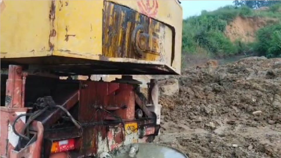 laborer died after being hit by crane in Korba