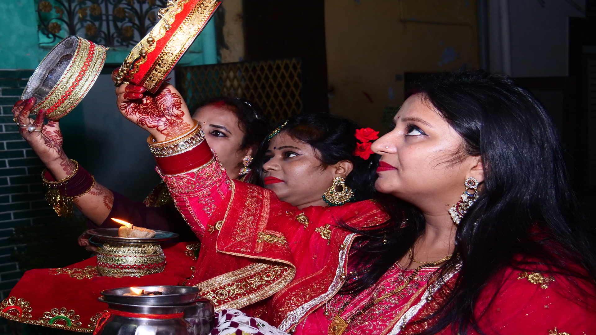 Karwa Chauth 2023 Seeing moon married women asked for long life of their husbands