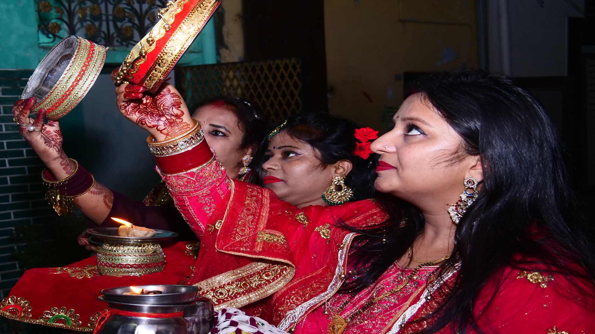 Karwa Chauth 2023 Seeing moon married women asked for long life of their husbands