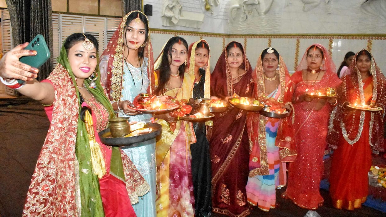 Karwa Chauth 2023 Seeing moon married women asked for long life of their husbands