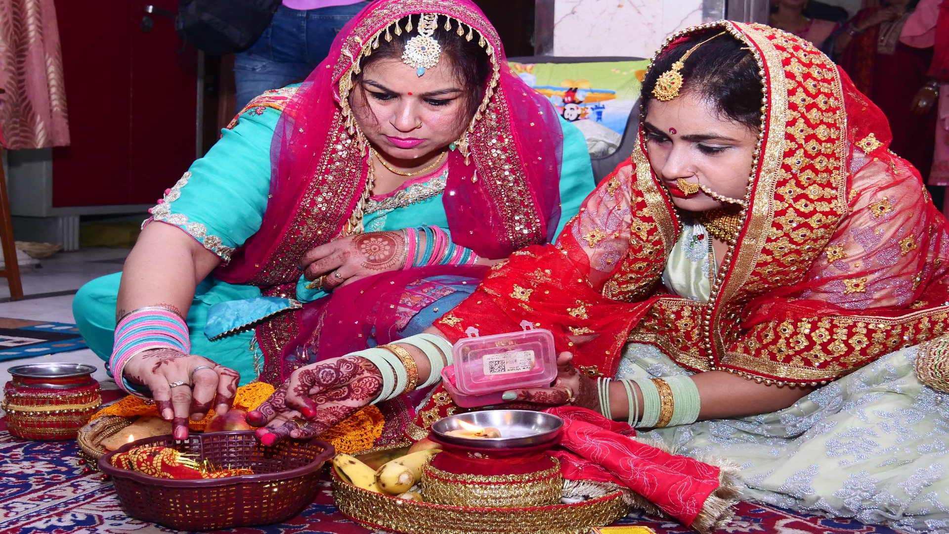 Karwa Chauth 2023 Seeing moon married women asked for long life of their husbands