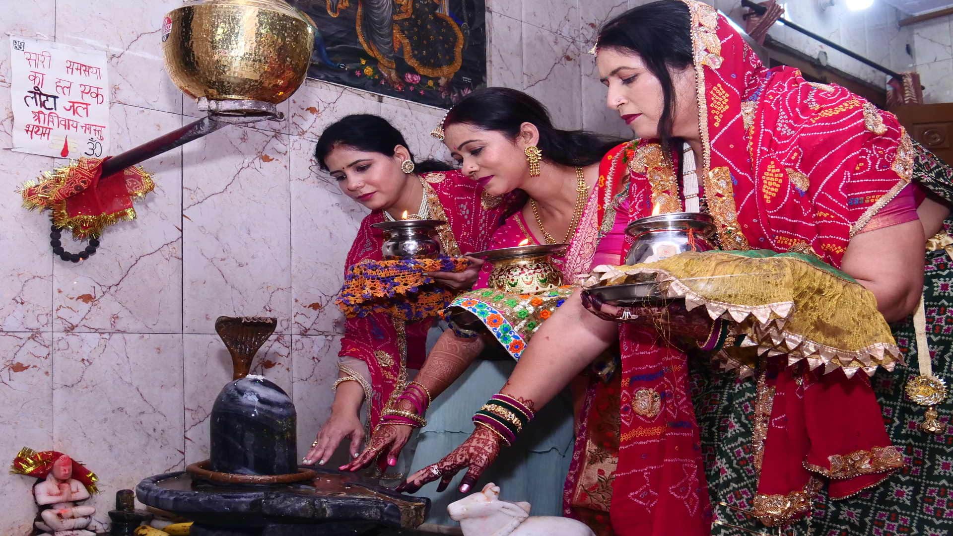 Karwa Chauth 2023 Seeing moon married women asked for long life of their husbands