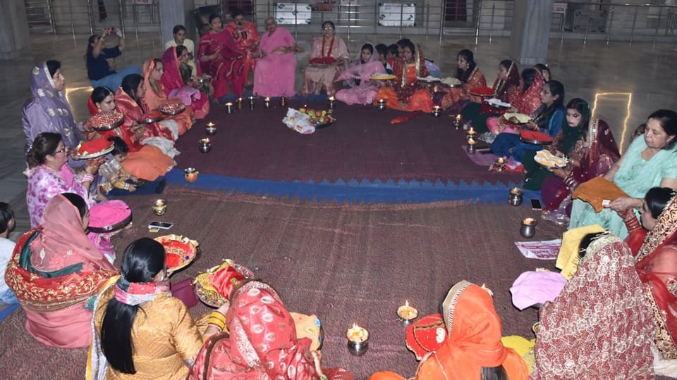 Karva Chauth: Seeing moon married women asked unbroken good fortune, decorated day with good wishes