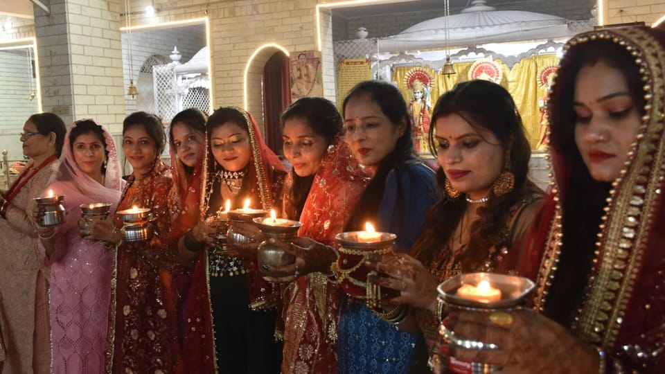 Karva Chauth: Seeing moon married women asked unbroken good fortune, decorated day with good wishes