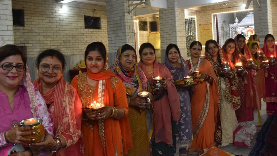 Karva Chauth: Seeing moon married women asked unbroken good fortune, decorated day with good wishes