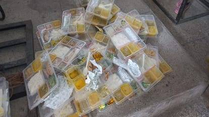 आगरा: सरकारी कर्मचारियों को मिले खाने के खराब पैकेट, ऐसे निकाला गुस्सा Government employees received spoiled food packets vented their anger like this
