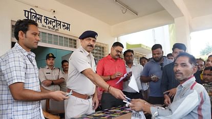 Shivpuri News: Police returned 130 stolen and lost mobile phones to their original owners