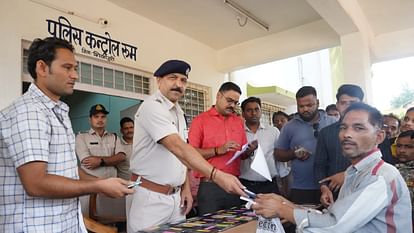 Shivpuri News: चोरी और गुम हुए 130 मोबाइल फोन पुलिस ने असली मालिकों को लौटाए, लोगों को मिला दीवाली गिफ्ट Shivpuri News: Police returned 130 stolen and lost mobile phones to their original owners