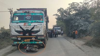 Narnaul: डंपर ने बाइक को मारी टक्कर; पिता-पुत्र की मौके पर मौत, तेज रफ्तार के कारण हुआ हादसा Dumper hits bike in Narnaul Father and son died on spot