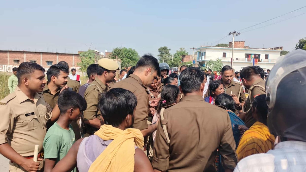 Teenage boy injured in fight dies family members block road