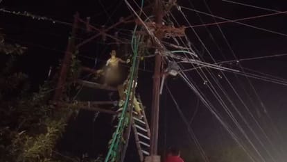 Shahjahanpur: युवक ने बिजली के खंभे पर चढ़कर उतार फेंके सारे कपड़े, शर्म से झुक गईं लोगों की नजरें drunk man climbed on electric pole and took off all his clothes in Shahjahanpur
