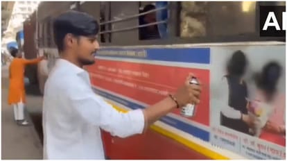 मराठा आरक्षण के आंदोलनकारी सीएम के पोस्टरों पर कालिख पोतते।