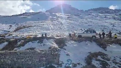 kullu news: Tourist enjoy scenic view of snow in Rohtang Pass