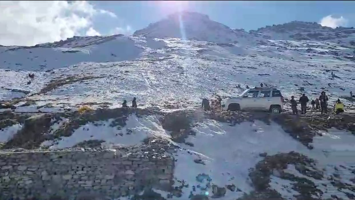 kullu news: Tourist enjoy scenic view of snow in Rohtang Pass
