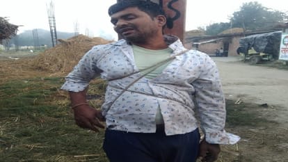 villagers caught the thief and tied him to pillar in Pilibhit