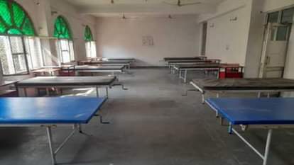 अस्पताल में लगाए गए बेड