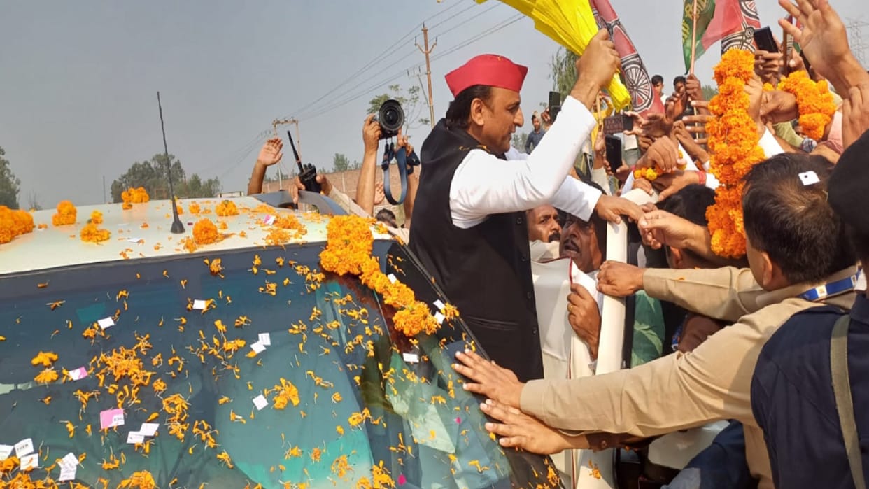 Former Chief Minister Akhilesh Yadav reached Deoband and strict security arrangements by police officers