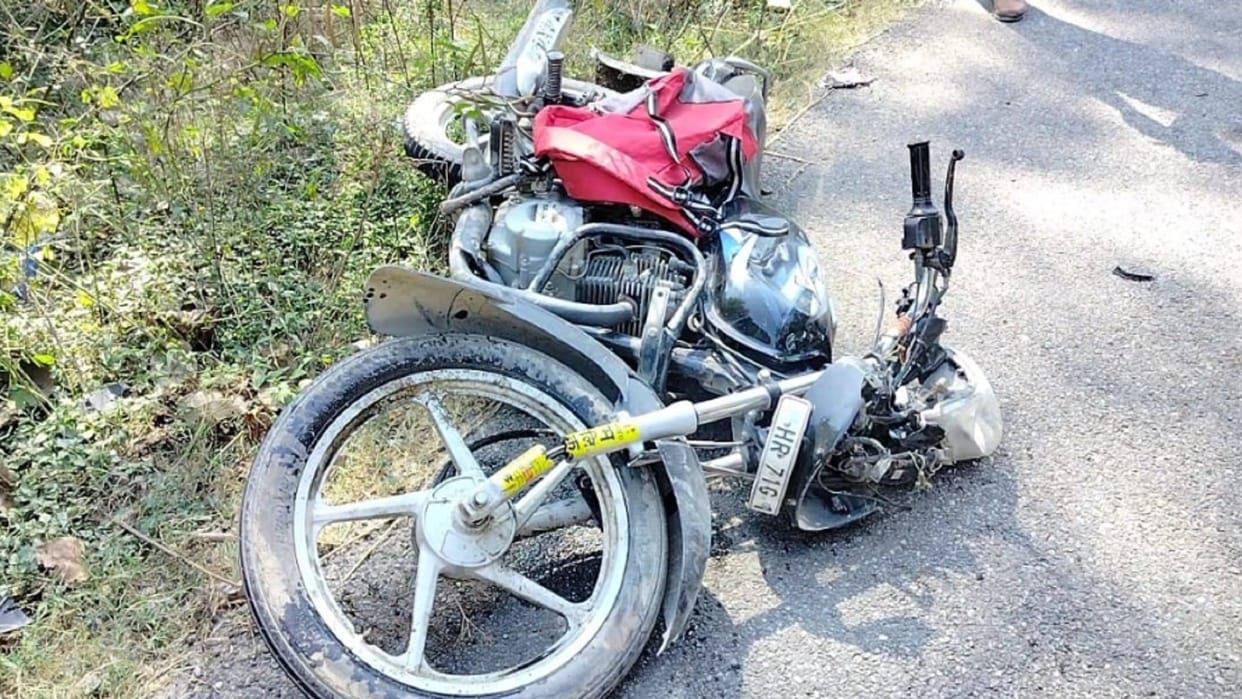 Bike and car collide in Saharanpur due to fear of monkeys, son dies and mother injured