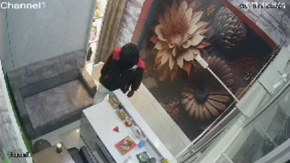 Theft incidents increased in Fatehabad, Miscreants targeted jewellery and hair salon shop, captured in CCTV