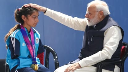 जम्मू कश्मीर: प्रधानमंत्री नरेंद्र मोदी ने पैरा तीरंदाज शीतल को दिया शुभाशीष Prime Minister Narendra Modi gave blessings to para archer Sheetal devi