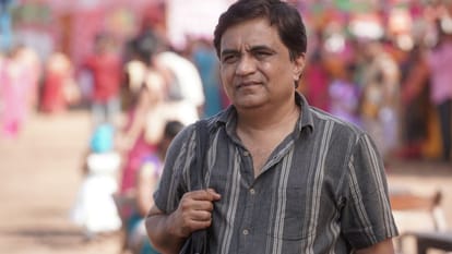 Three Of Us Review in Hindi by Pankaj Shukla Avinash Dhaware Arun Jaideep Ahlawat Shefali Shah Swanand Kirkire