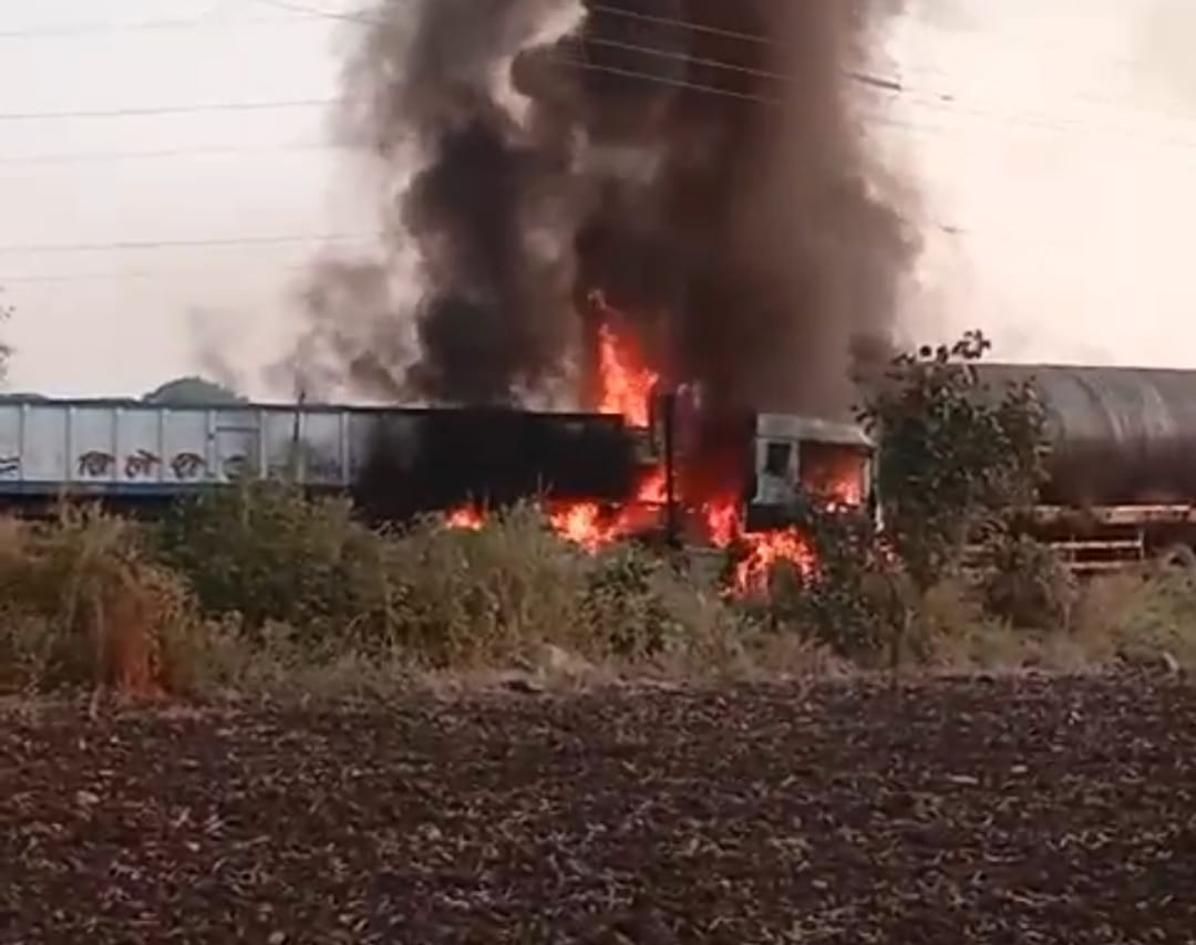 Two tankers from Gujarat and Rajasthan collided on Ujjain-Unhel route, road had to be closed due to fire.