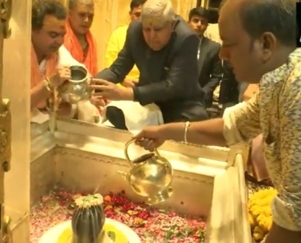 Vice President Jagdeep Dhankhar worshiped at Kashi Vishwanath temple, Governor was also present.