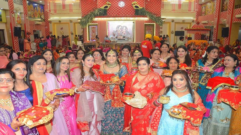 Women kept Karva Chauth Vrat see photos in Bareilly