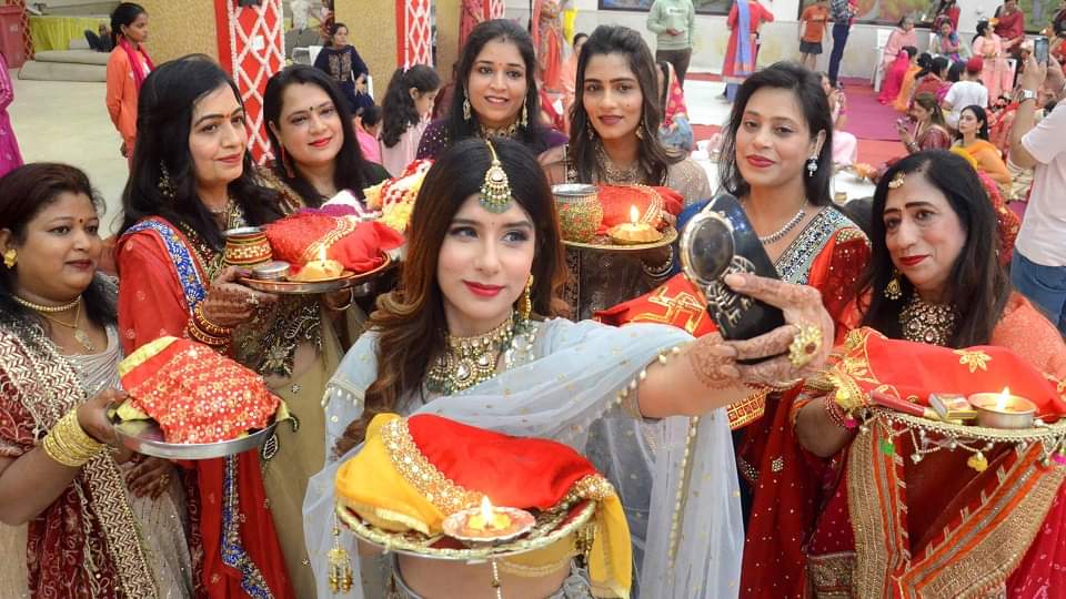 Women kept Karva Chauth Vrat see photos in Bareilly