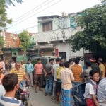घटनास्थल पर जुटे स्थानीय लोग