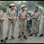 मौके पर खड़ी पुलिसकर्मी।