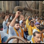 प्लांट पर बैठे प्रदर्शनकारी कर्मचारी