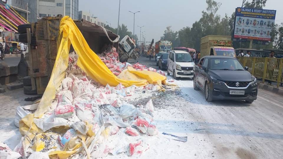 jam of several kilometers on National Highway Due to overturning of truck loaded with cement in Agra