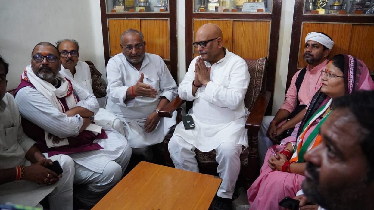 UP: Ajay Rai reached the house of former BJP MP, paid tribute to his son