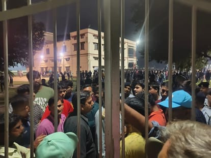 IIT BHU issue heated up Huge protest against division of BHU, students closed classes