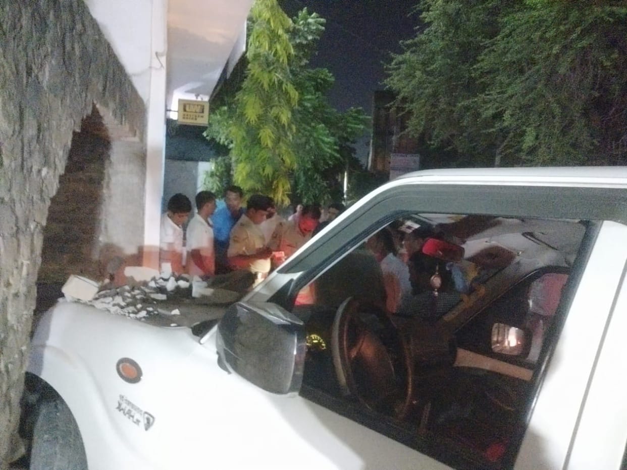 Drunk driver rams car into house, Tejashwi Yadav department vehicle rams bank manager in bihar news hindi