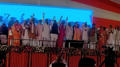 CM Yogi In Ballia Live CM Yogi reached Ballia, gift of 37.67 crore projects during Nari Shakti Vandan Sammela