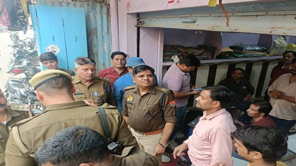 Thieves broke into jewelers shop in Etah stole jewelery and cash worth lakhs