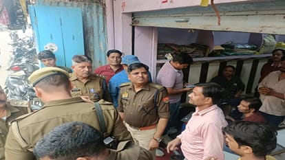 Etah: सराफ की दुकान पर दिनदहाड़े चोरों का धावा, लाखों के आभूषण और नकदी लेकर हुए फुर्र; घटना सीसीटीवी में कैद Thieves broke into jewelers shop in Etah stole jewelery and cash worth lakhs