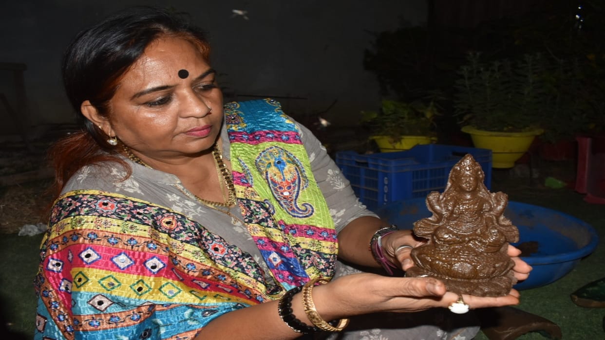 Diwali 2023: Ganesh-Lakshmi idol, lamp and jewelery are prepared from cow dung.