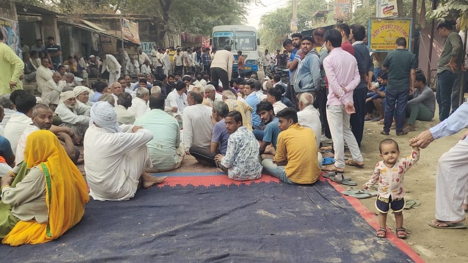 Villagers Protest after death of father-son in Narnaul
