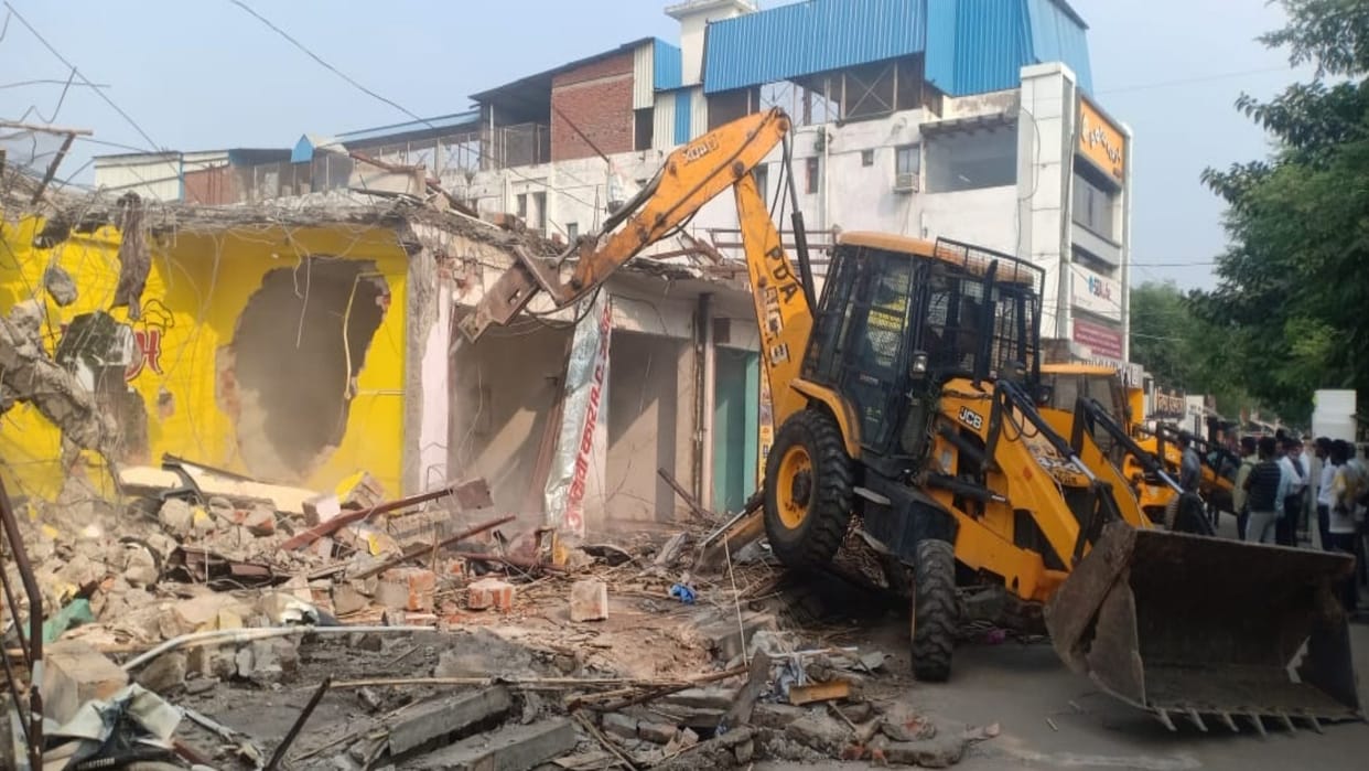 PDA bulldozer roared on the illegal market in Jhunsi, 11 shops were razed to the ground, a large number of f